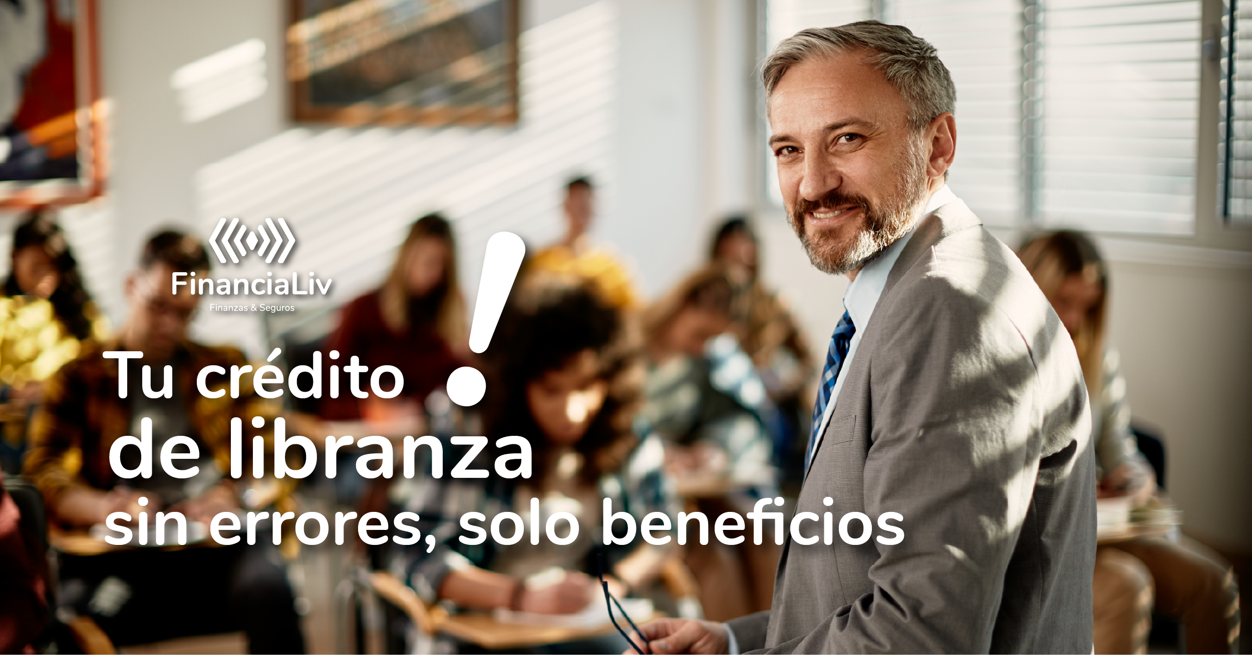 Docente sonriente en un salón de clases con el mensaje promocional: Tu crédito de libranza sin errores, solo beneficios – FinanciaLiv